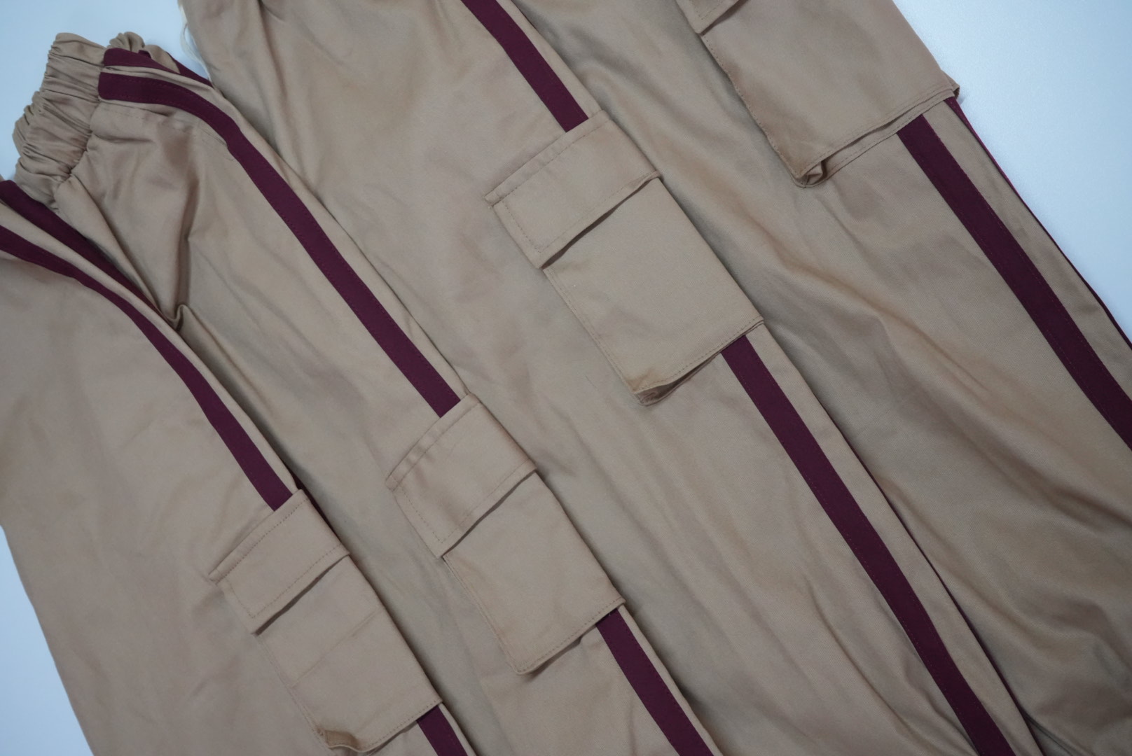 Lote de uniformes escolares en producción para el colegio Happy Time